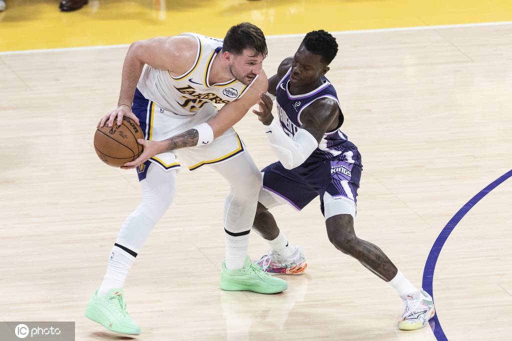 曝施罗德在走廊里蹲守东契奇 试图挥拳击打对方